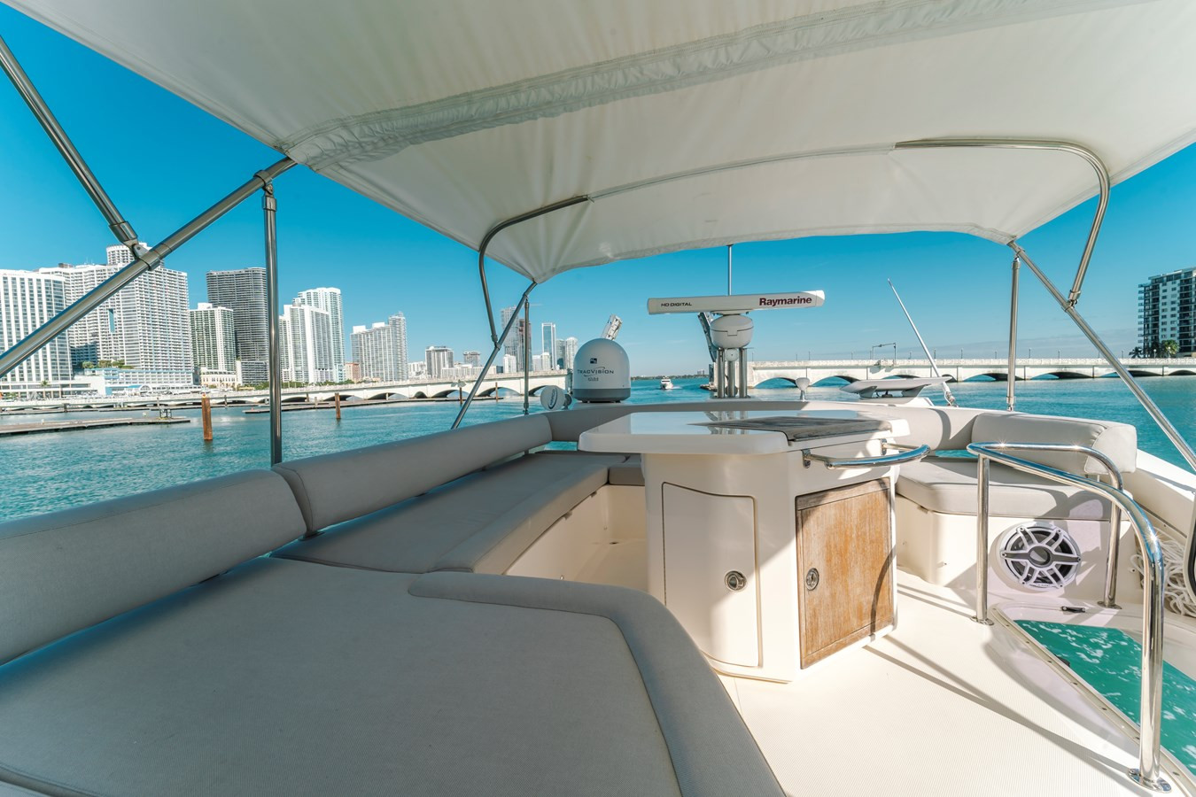 https://arconyachts.ams3.digitaloceanspaces.com/141808/conversions/large_4184217-optimize.jpg