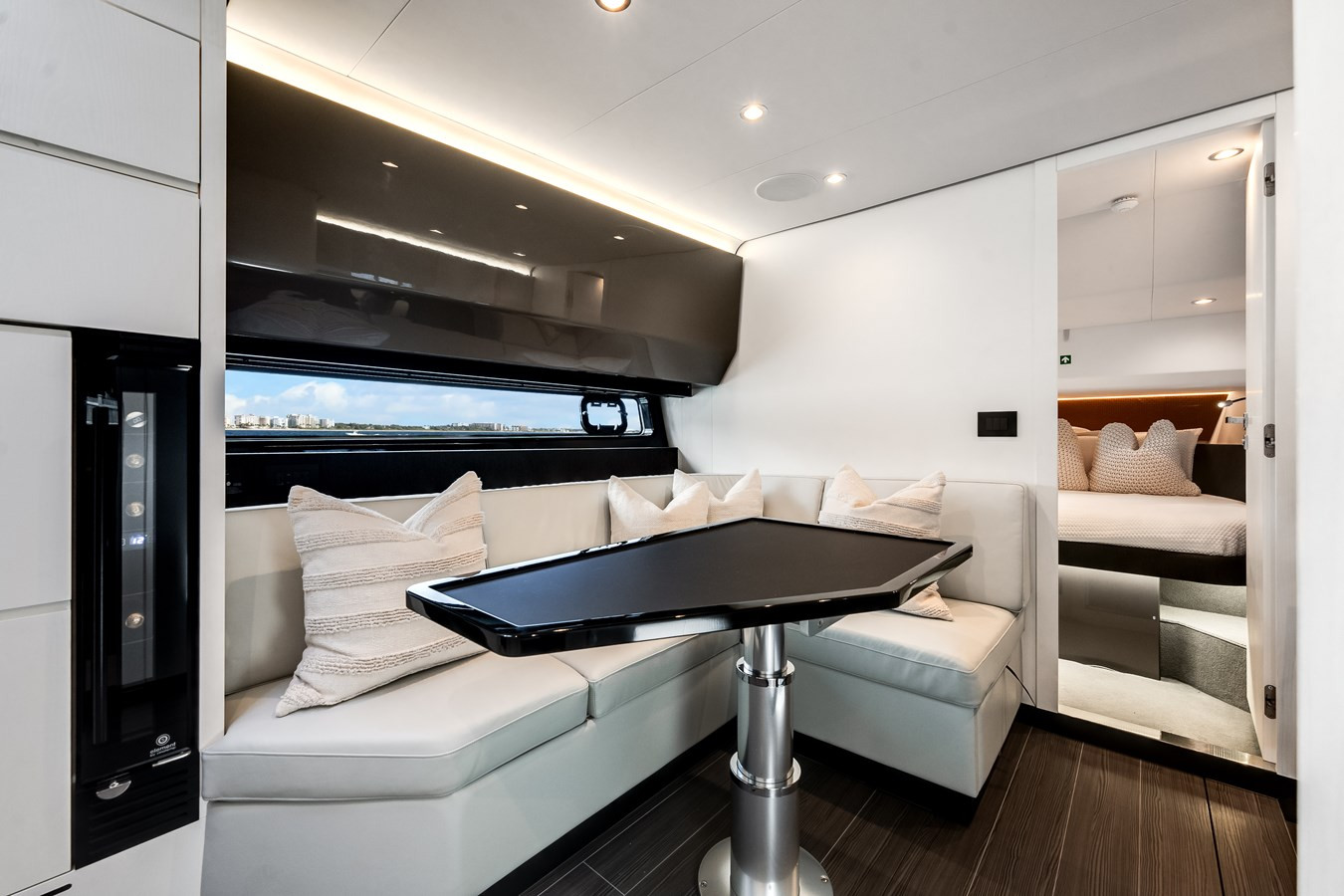 https://arconyachts.ams3.digitaloceanspaces.com/141998/conversions/large_4425217-optimize.jpg
