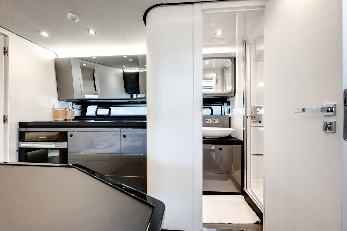 https://arconyachts.ams3.digitaloceanspaces.com/142000/conversions/large_4425218-optimize.jpg