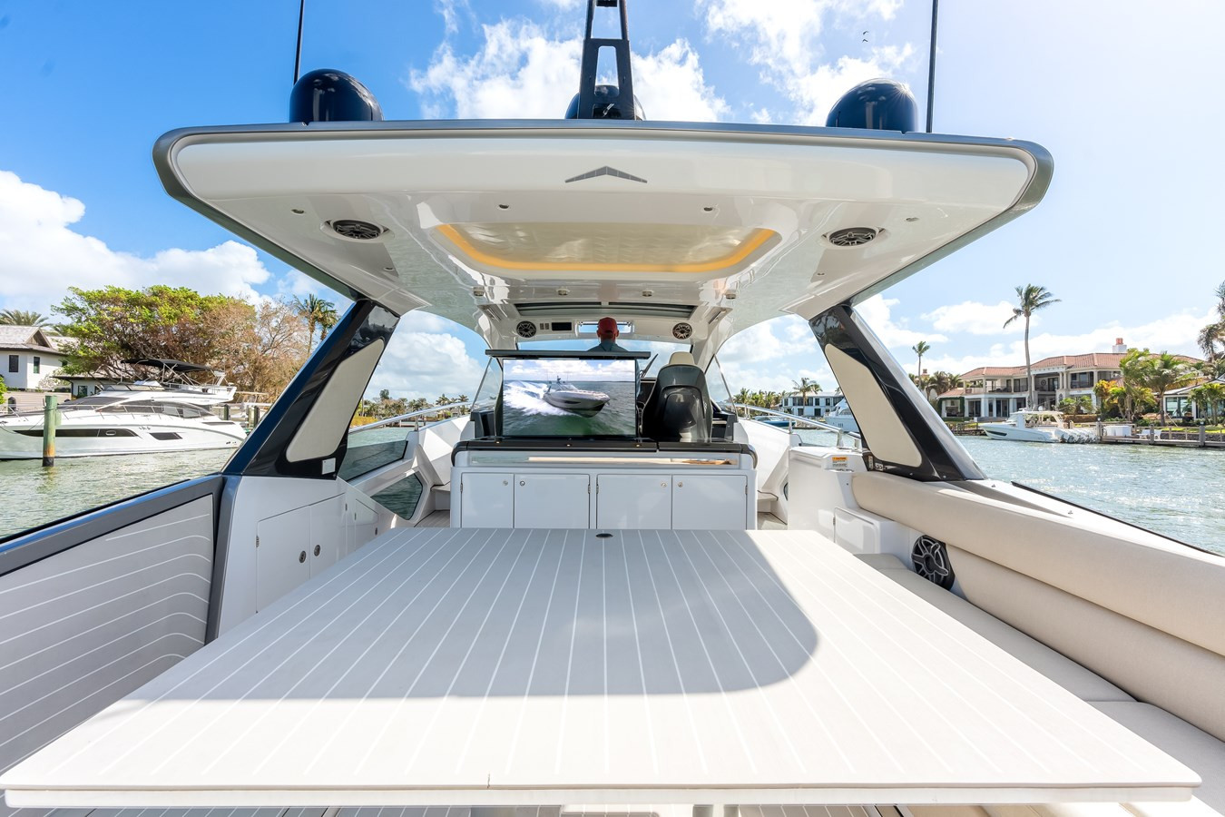 https://arconyachts.ams3.digitaloceanspaces.com/142022/conversions/large_4425225-optimize.jpg