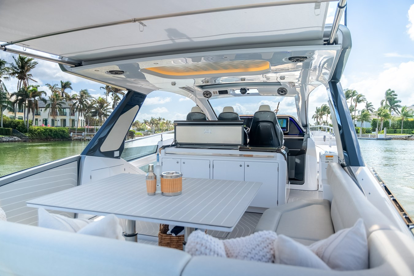 https://arconyachts.ams3.digitaloceanspaces.com/142063/conversions/large_4425239-optimize.jpg