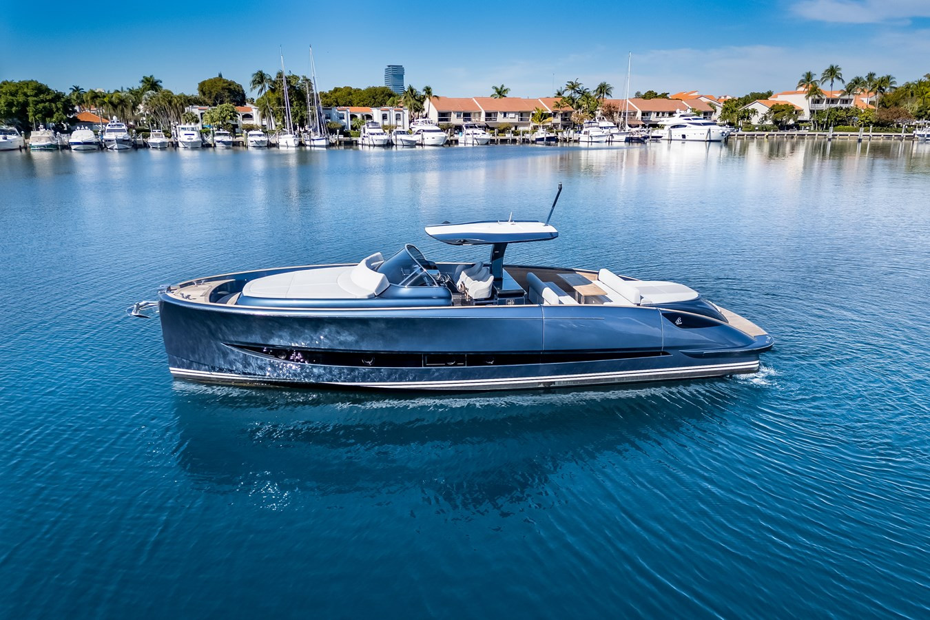 https://arconyachts.ams3.digitaloceanspaces.com/142215/conversions/large_4570405-optimize.jpg