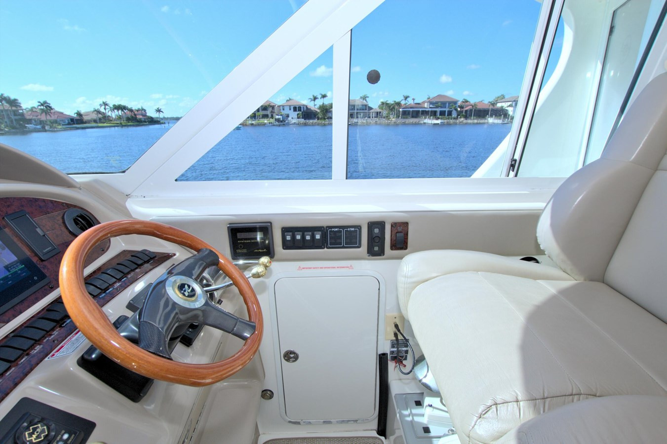 https://arconyachts.ams3.digitaloceanspaces.com/142402/conversions/large_4707077-optimize.jpg