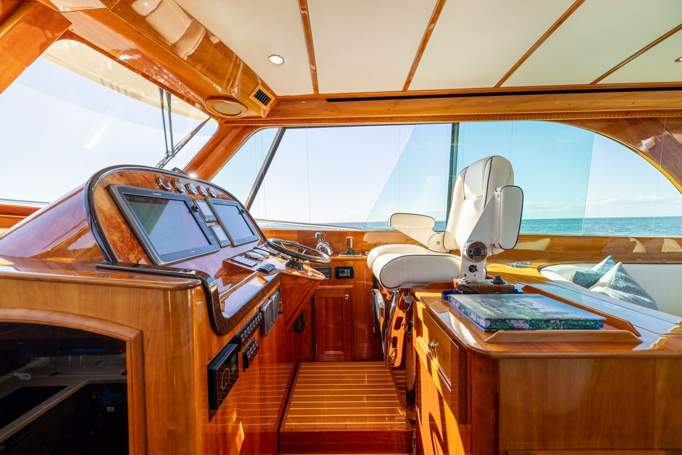 https://arconyachts.ams3.digitaloceanspaces.com/142578/conversions/large_4775014-optimize.jpg