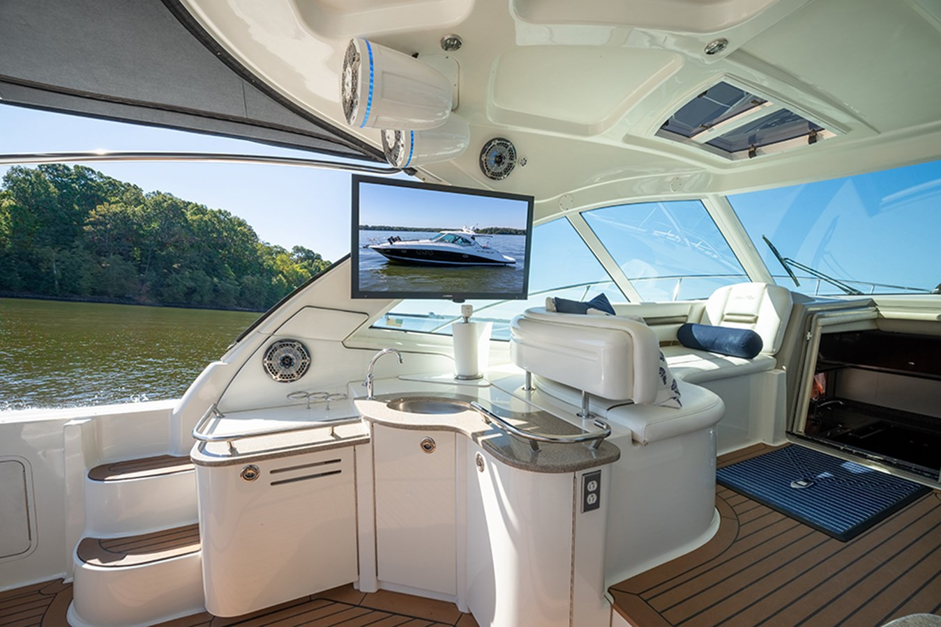 https://arconyachts.ams3.digitaloceanspaces.com/142641/conversions/large_4776197-optimize.jpg