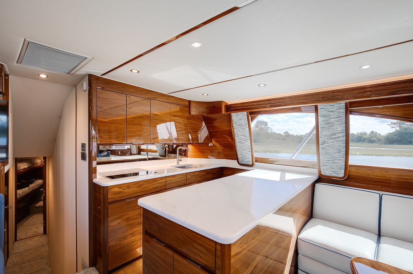 https://arconyachts.ams3.digitaloceanspaces.com/142804/conversions/large_4833659-optimize.jpg