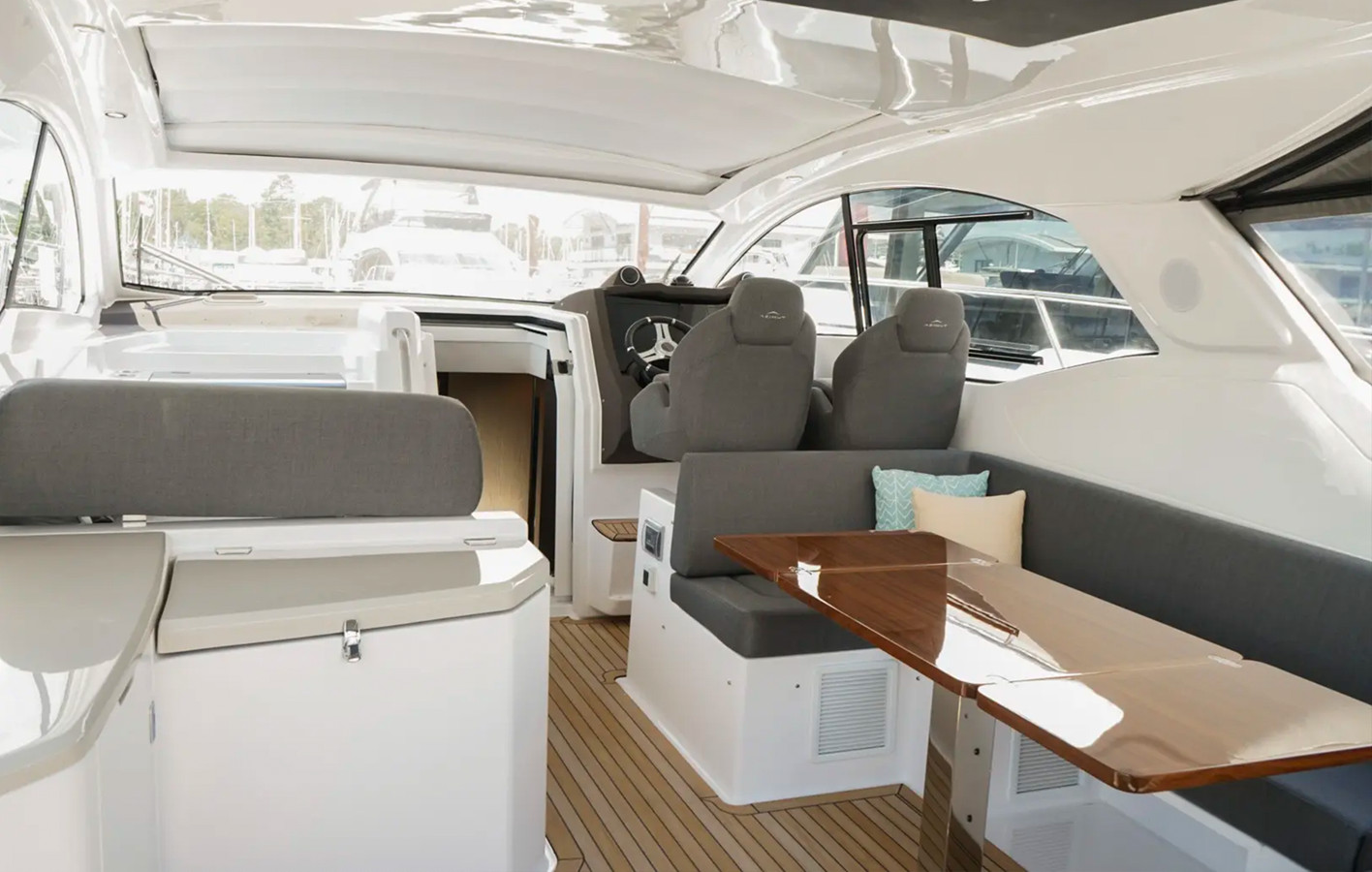 https://arconyachts.ams3.digitaloceanspaces.com/142841/conversions/large_4362374-optimize.jpg