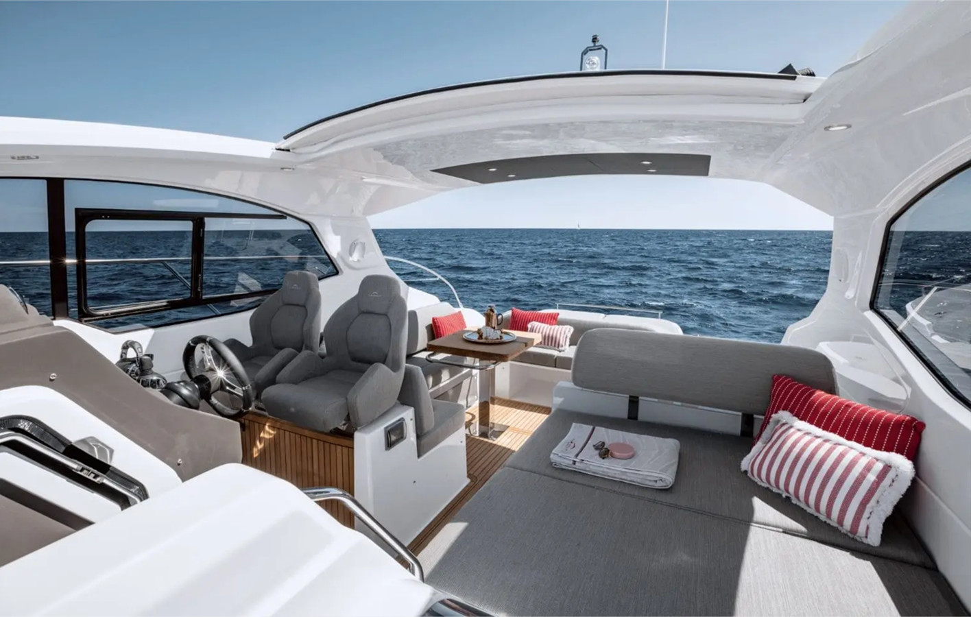 https://arconyachts.ams3.digitaloceanspaces.com/142847/conversions/large_4362355-optimize.jpg