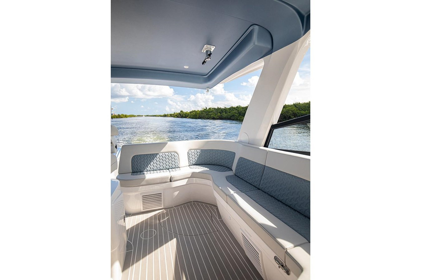 https://arconyachts.ams3.digitaloceanspaces.com/143059/conversions/large_3360675-optimize.jpg