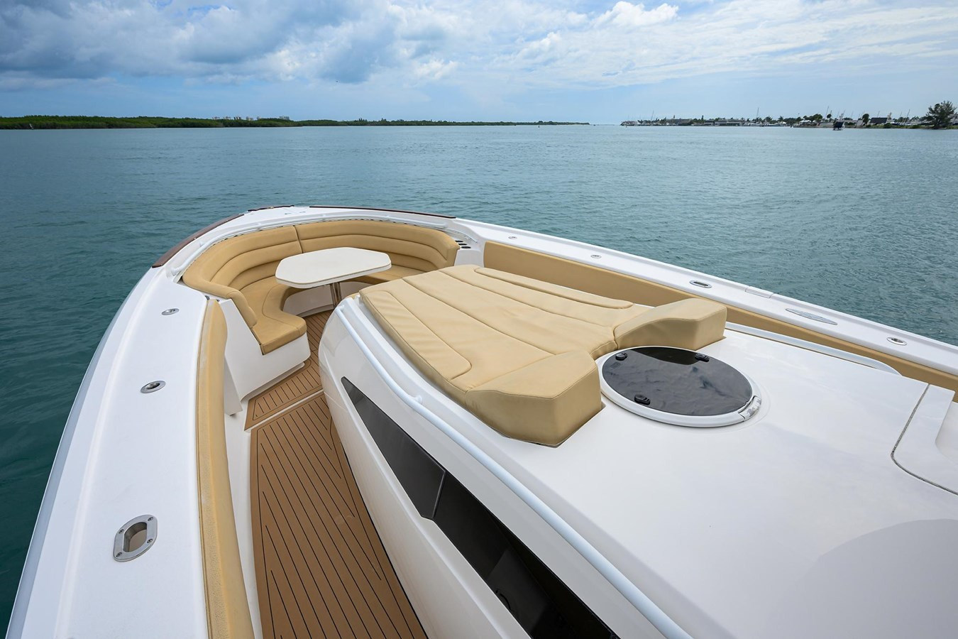 https://arconyachts.ams3.digitaloceanspaces.com/143060/conversions/large_4111744-optimize.jpg