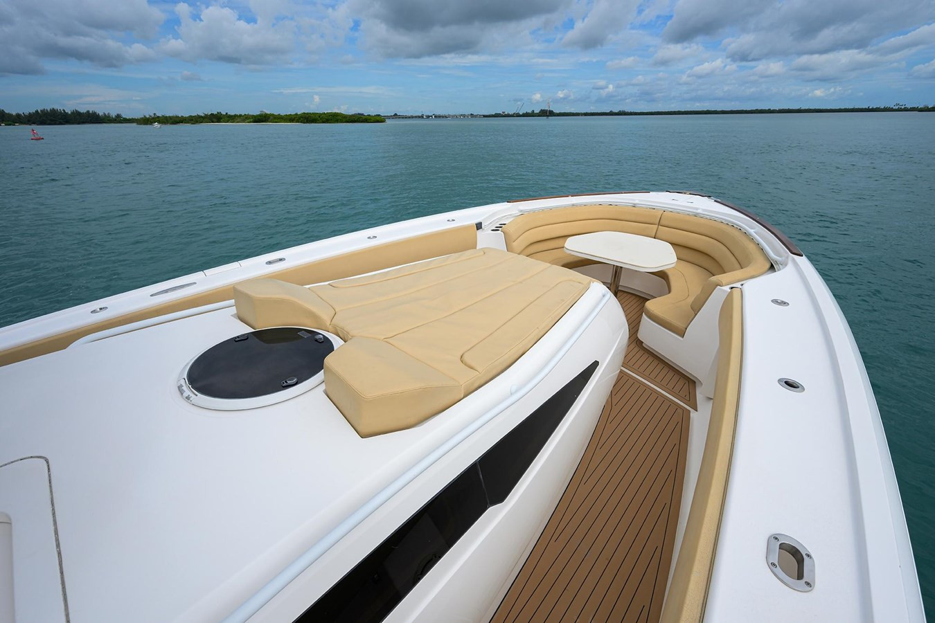 https://arconyachts.ams3.digitaloceanspaces.com/143067/conversions/large_4111746-optimize.jpg