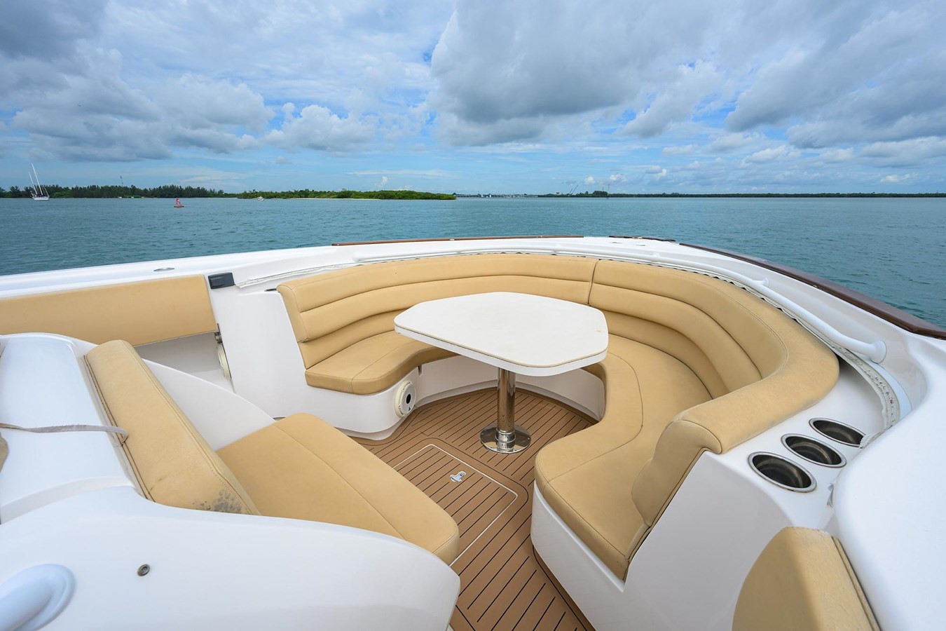 https://arconyachts.ams3.digitaloceanspaces.com/143069/conversions/large_4111747-optimize.jpg