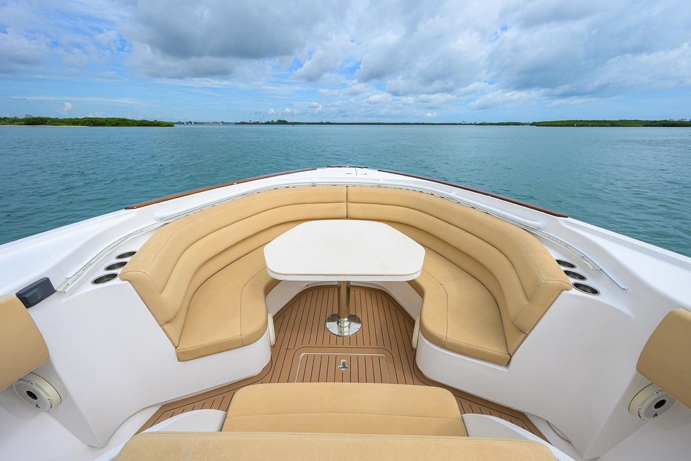 https://arconyachts.ams3.digitaloceanspaces.com/143072/conversions/large_4111748-optimize.jpg