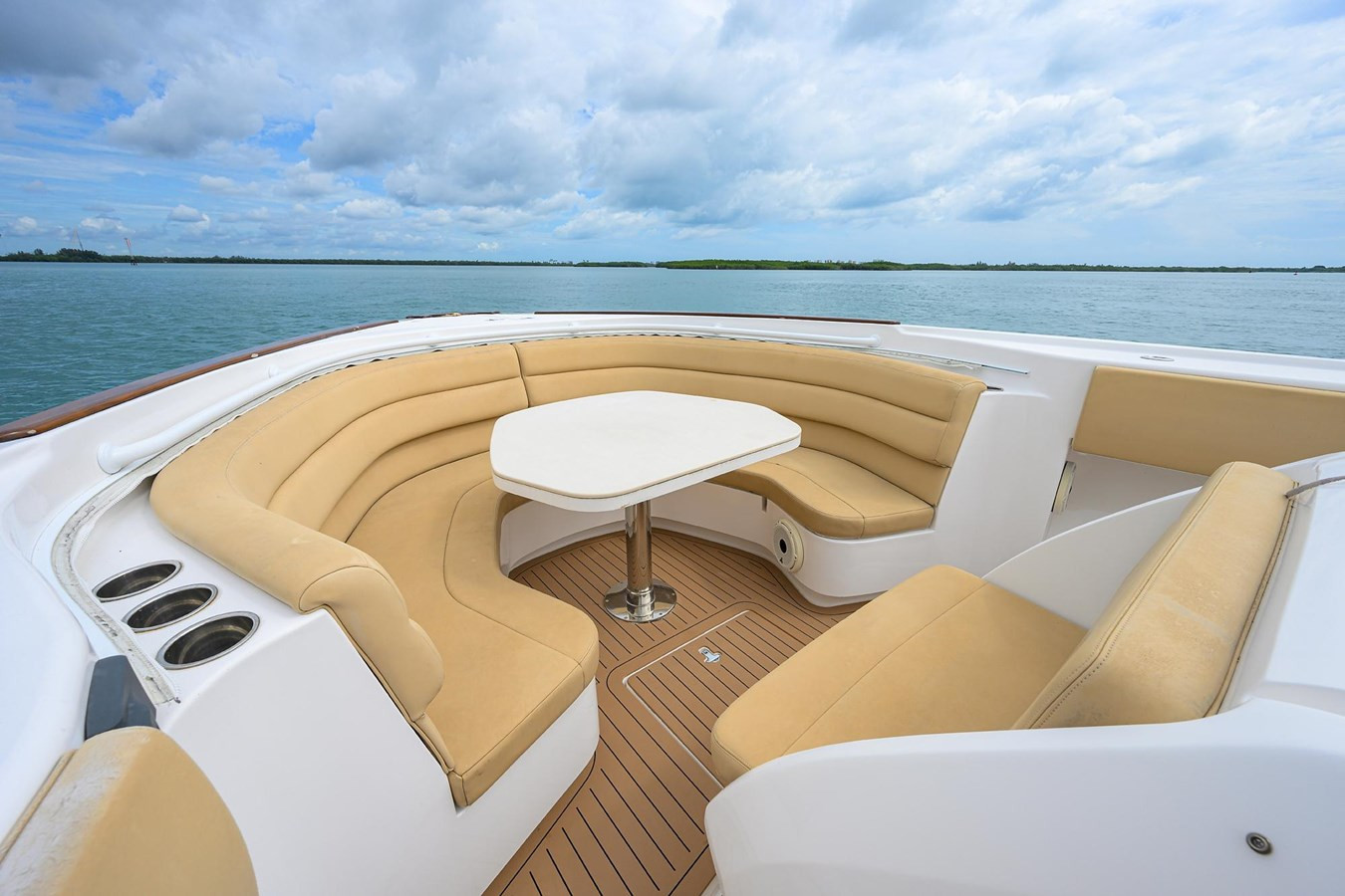 https://arconyachts.ams3.digitaloceanspaces.com/143075/conversions/large_4111749-optimize.jpg
