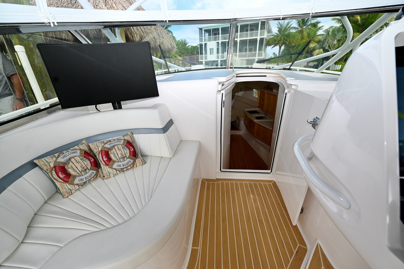 https://arconyachts.ams3.digitaloceanspaces.com/143088/conversions/large_4561458-optimize.jpg