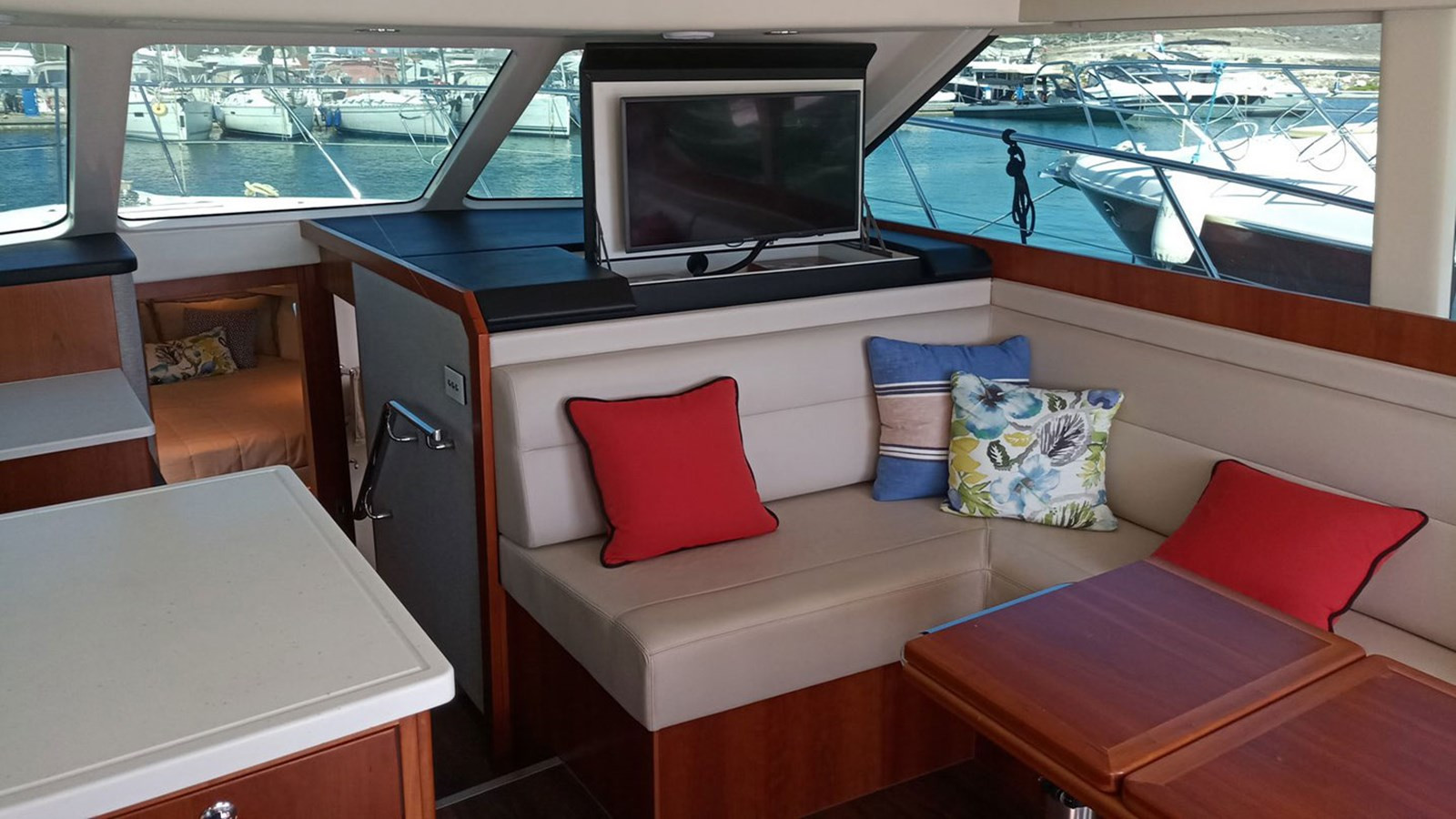 https://arconyachts.ams3.digitaloceanspaces.com/143315/conversions/large_4296008-optimize.jpg
