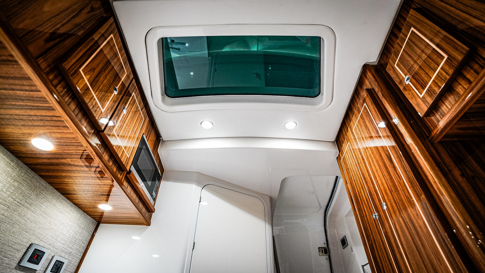 https://arconyachts.ams3.digitaloceanspaces.com/143428/conversions/large_4709166-optimize.jpg
