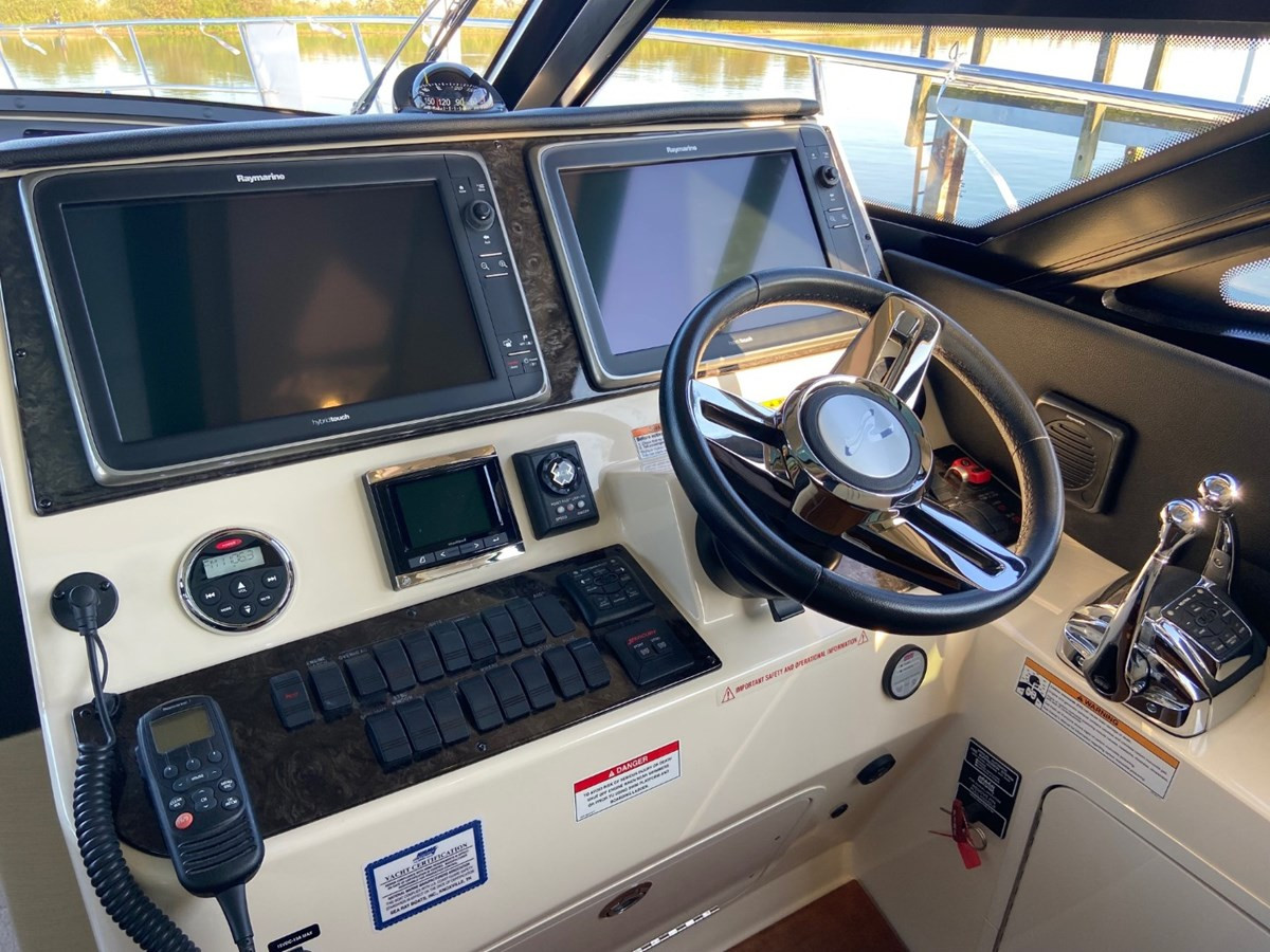 https://arconyachts.ams3.digitaloceanspaces.com/143970/conversions/large_4819776-optimize.jpg