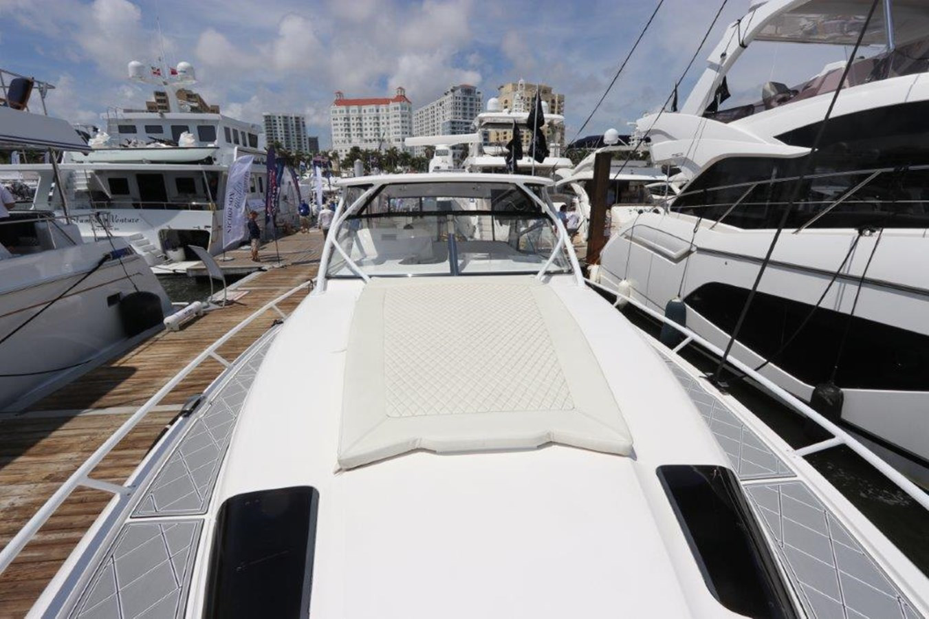 https://arconyachts.ams3.digitaloceanspaces.com/144110/conversions/large_3332770-optimize.jpg