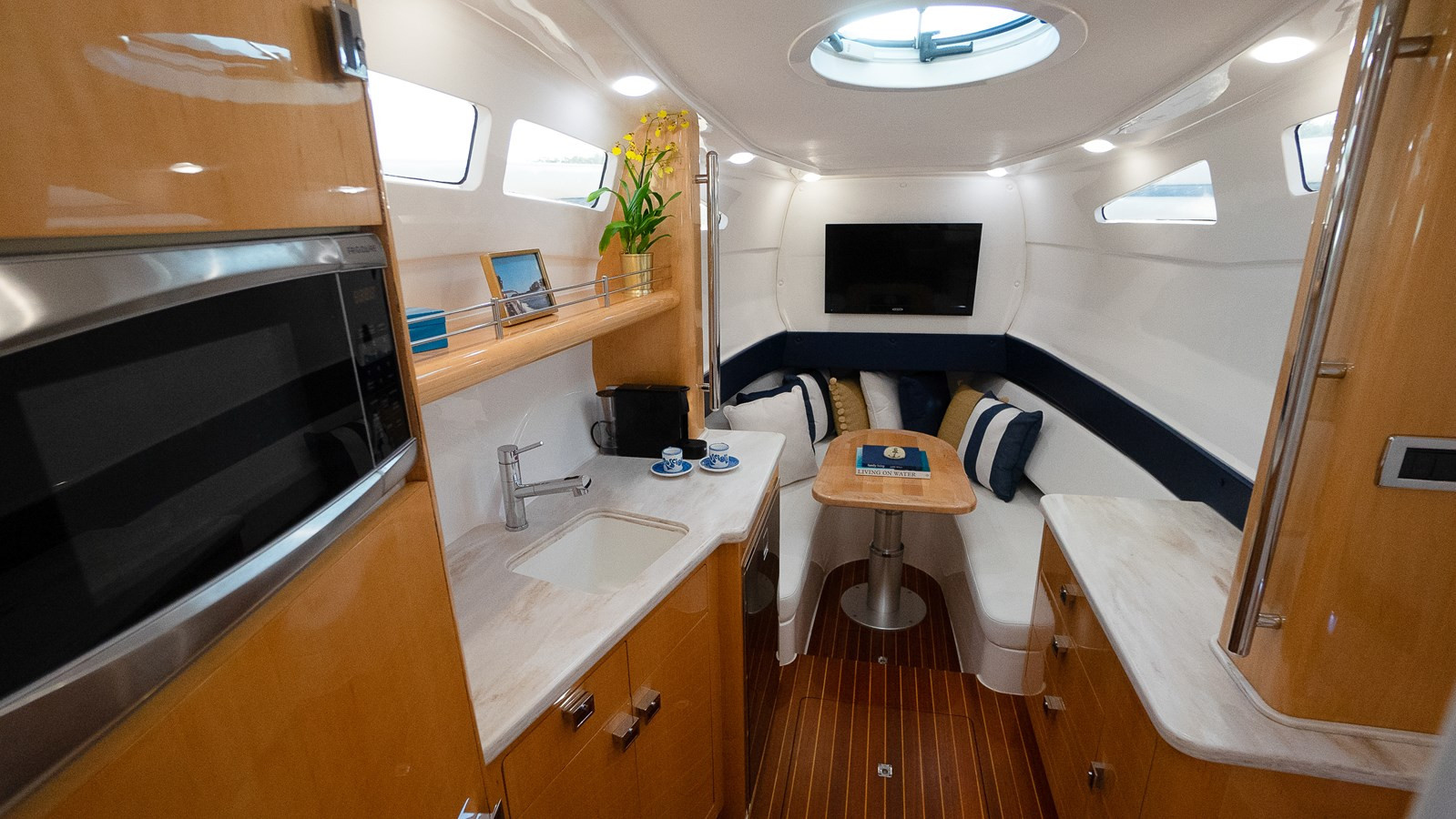https://arconyachts.ams3.digitaloceanspaces.com/144510/conversions/large_4058187-optimize.jpg