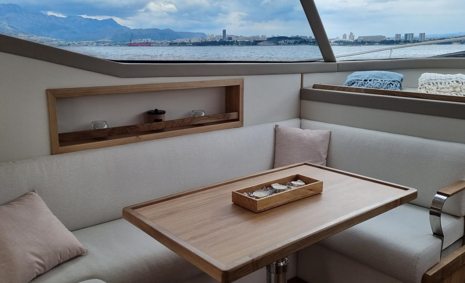 https://arconyachts.ams3.digitaloceanspaces.com/144940/conversions/large_4730217-optimize.jpg