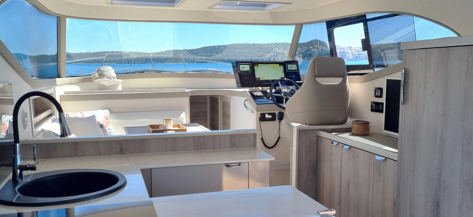 https://arconyachts.ams3.digitaloceanspaces.com/144942/conversions/large_4730237-optimize.jpg