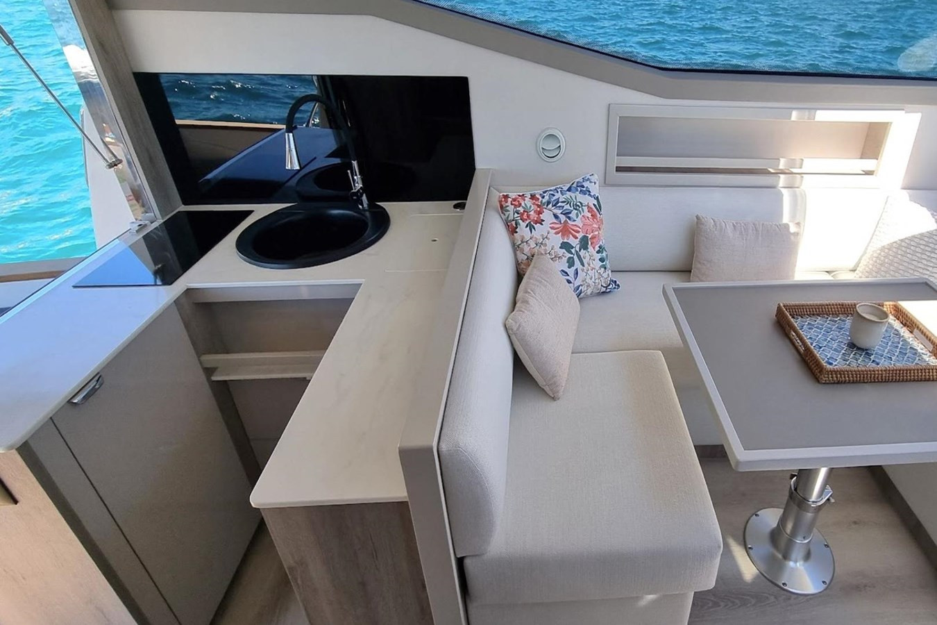https://arconyachts.ams3.digitaloceanspaces.com/144961/conversions/large_4730244-optimize.jpg