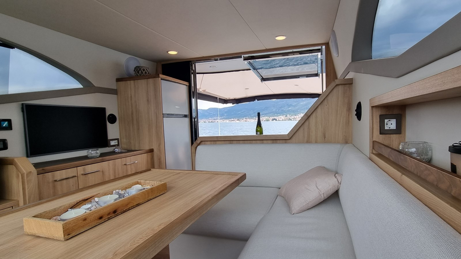 https://arconyachts.ams3.digitaloceanspaces.com/144994/conversions/large_4731301-optimize.jpg