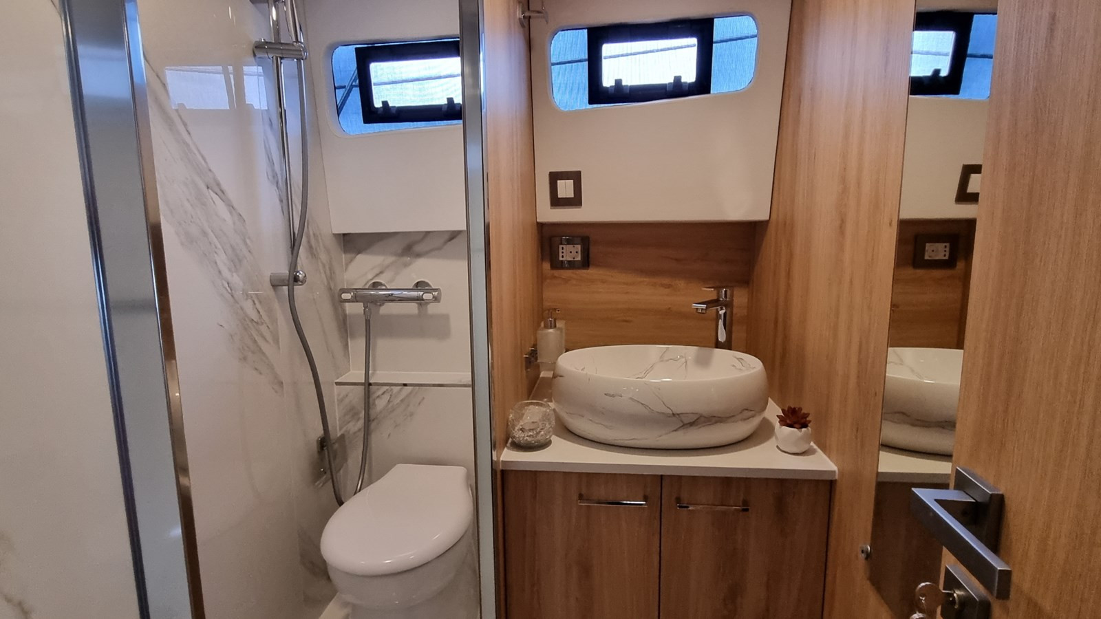 https://arconyachts.ams3.digitaloceanspaces.com/145011/conversions/large_4731298-optimize.jpg