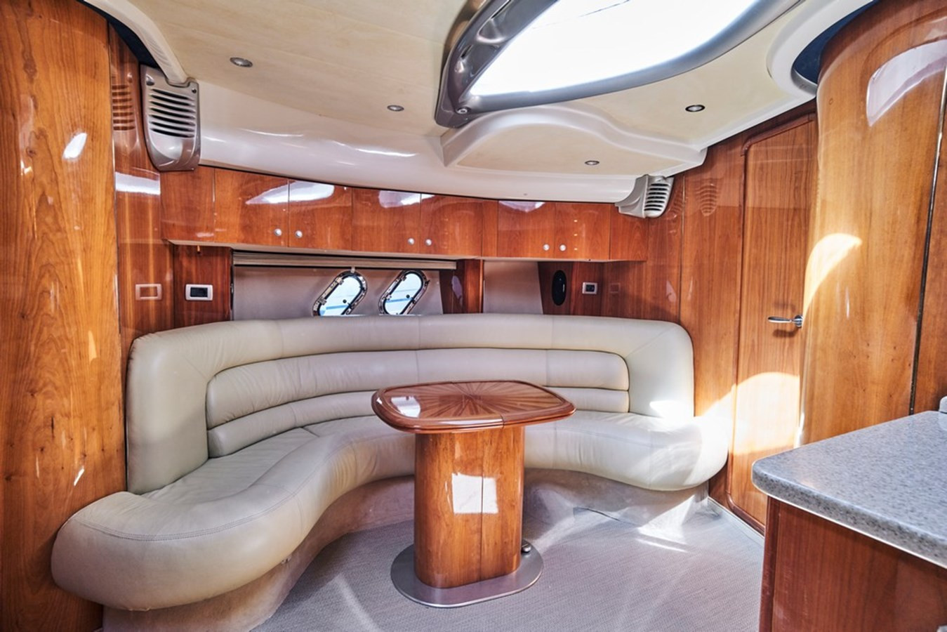 https://arconyachts.ams3.digitaloceanspaces.com/145403/conversions/large_4336097-optimize.jpg
