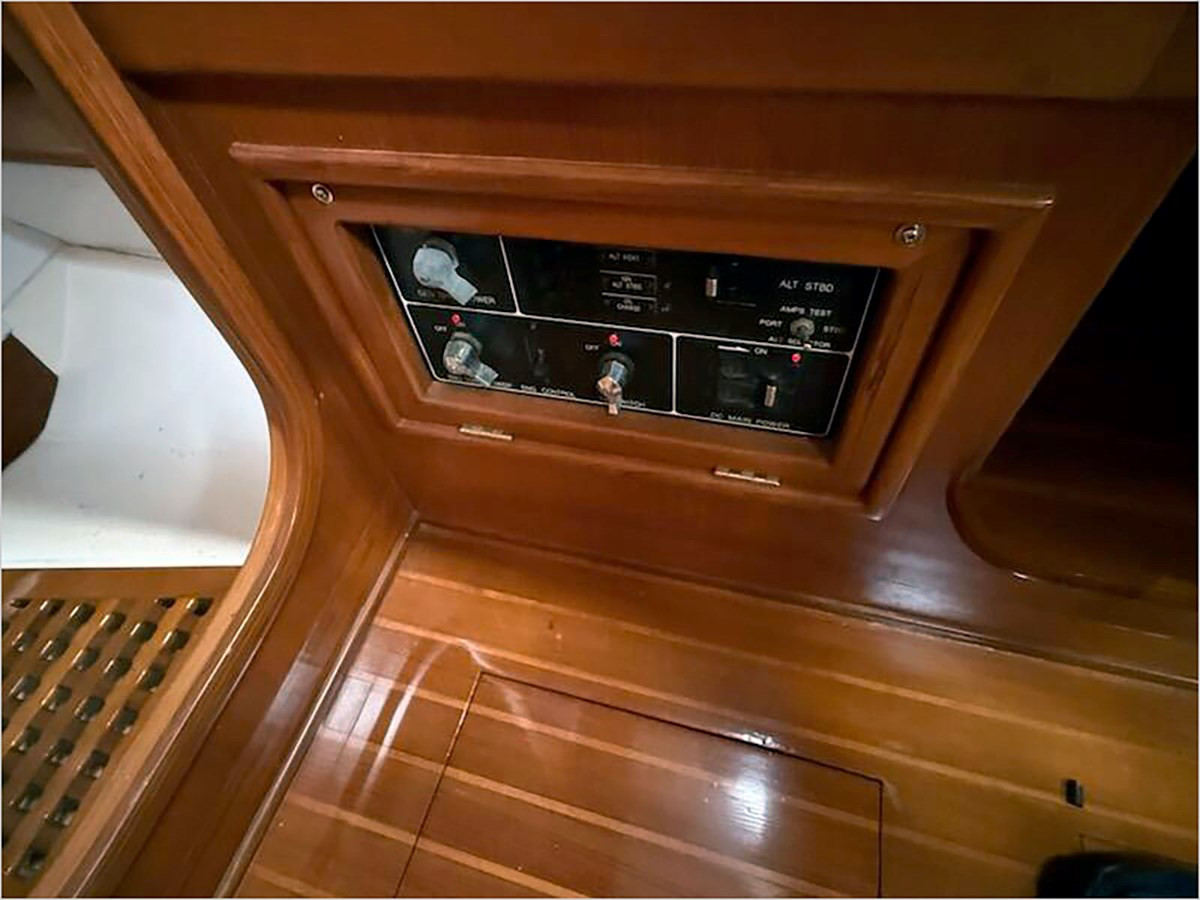 https://arconyachts.ams3.digitaloceanspaces.com/145645/conversions/large_4845037-optimize.jpg