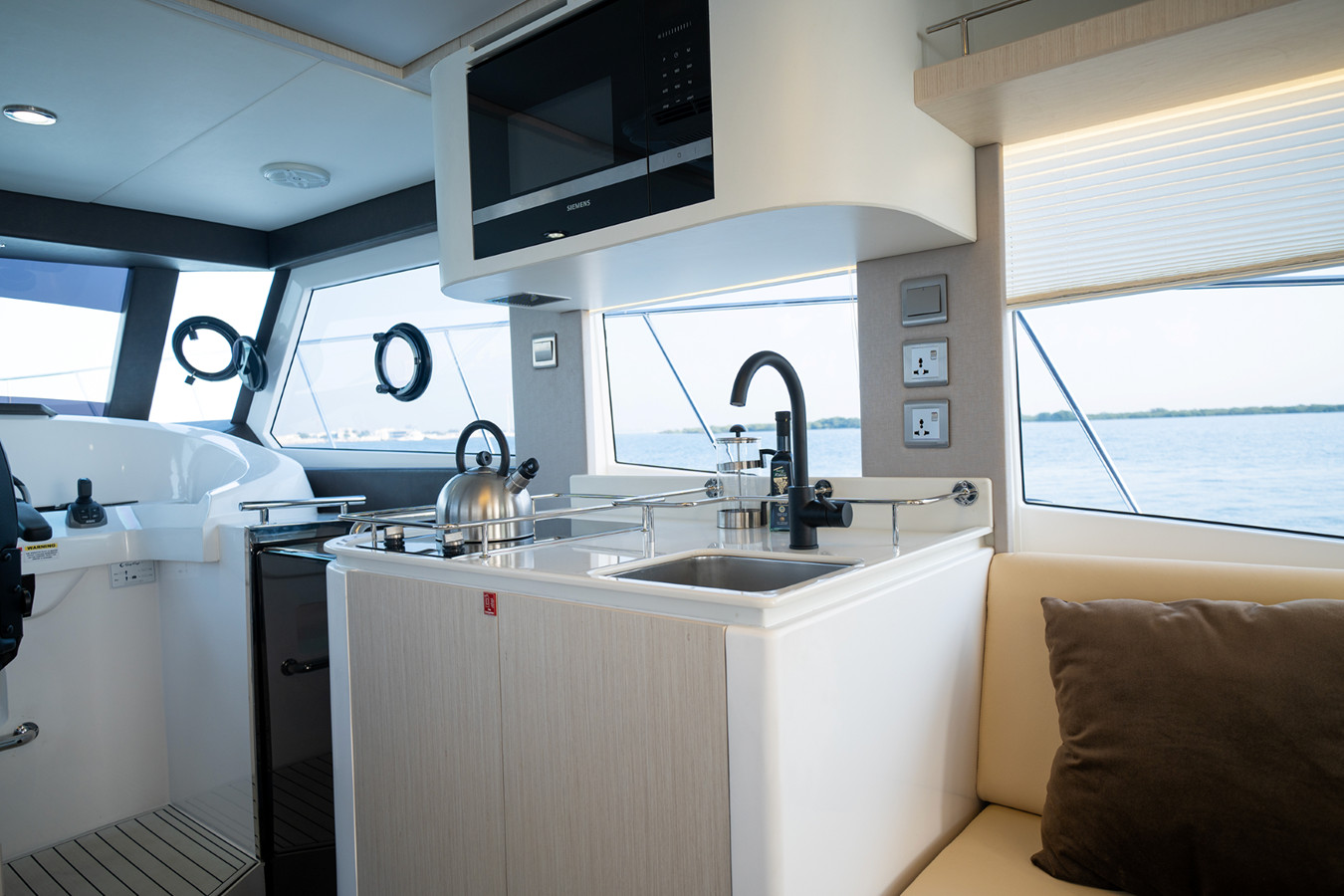 https://arconyachts.ams3.digitaloceanspaces.com/145790/conversions/large_4129105-optimize.jpg