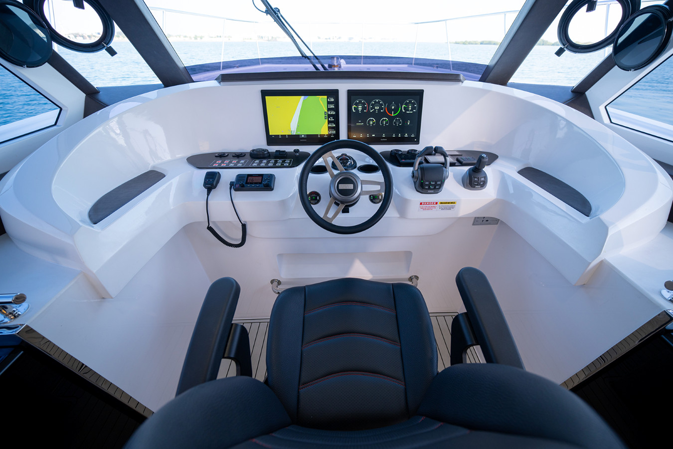 https://arconyachts.ams3.digitaloceanspaces.com/145834/conversions/large_4129117-optimize.jpg