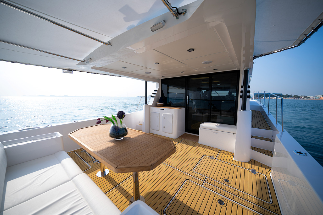 https://arconyachts.ams3.digitaloceanspaces.com/145850/conversions/large_4129121-optimize.jpg