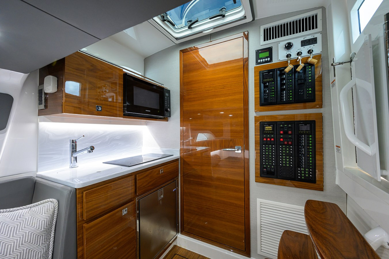 https://arconyachts.ams3.digitaloceanspaces.com/146078/conversions/large_4499820-optimize.jpg
