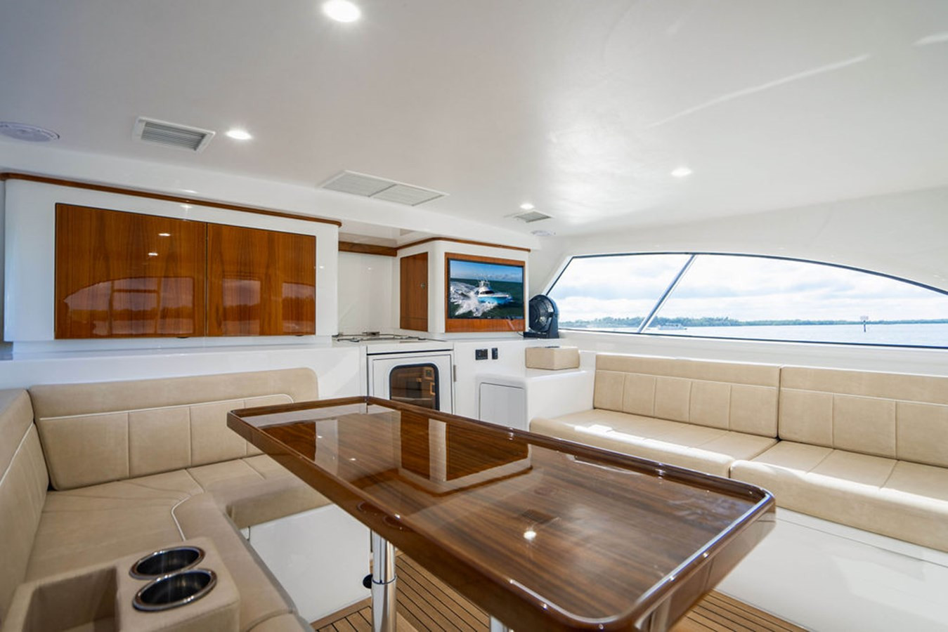 https://arconyachts.ams3.digitaloceanspaces.com/146175/conversions/large_4394773-optimize.jpg