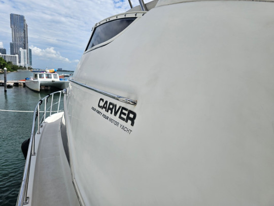 CARVER 444 MOTOR YACHT