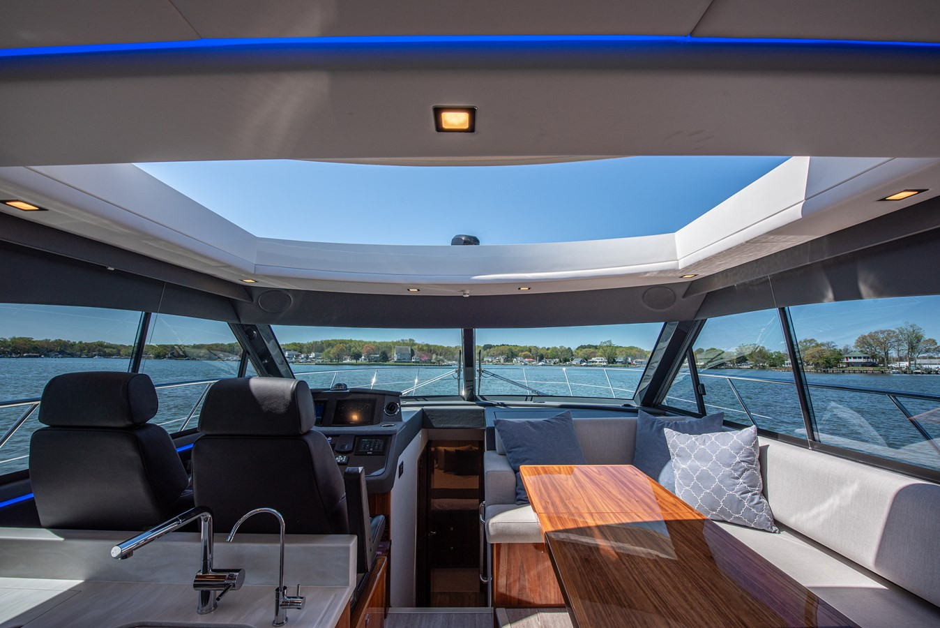 https://arconyachts.ams3.digitaloceanspaces.com/146476/conversions/large_4655719-optimize.jpg
