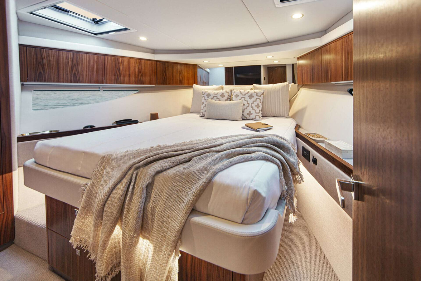 https://arconyachts.ams3.digitaloceanspaces.com/146616/conversions/large_4840191-optimize.jpg