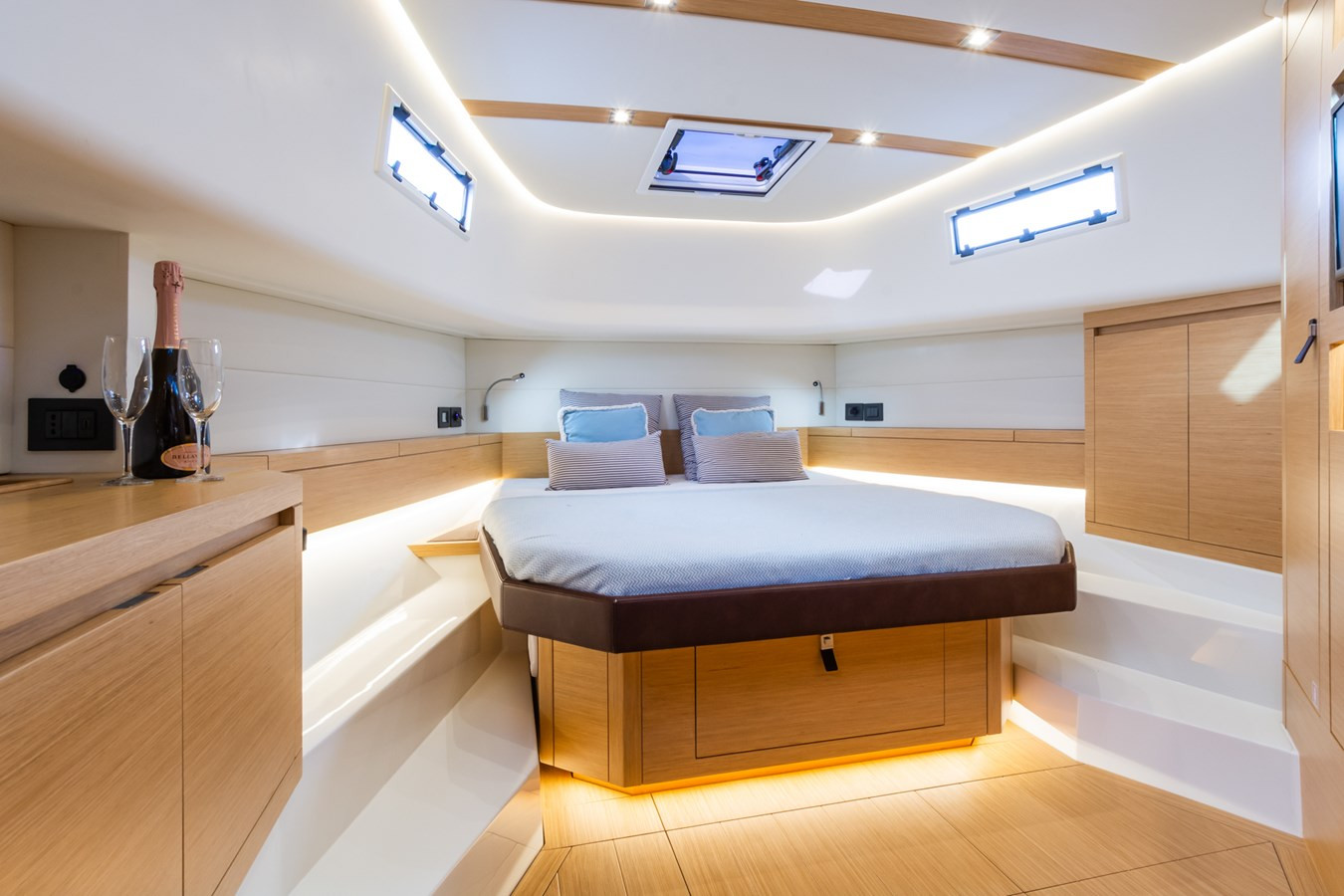 https://arconyachts.ams3.digitaloceanspaces.com/146698/conversions/large_3666305-optimize.jpg