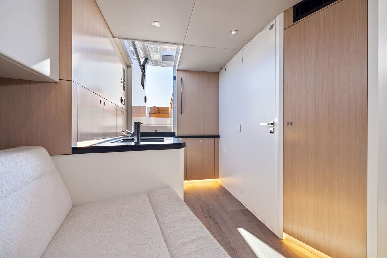 https://arconyachts.ams3.digitaloceanspaces.com/148341/conversions/large_3948219-optimize.jpg