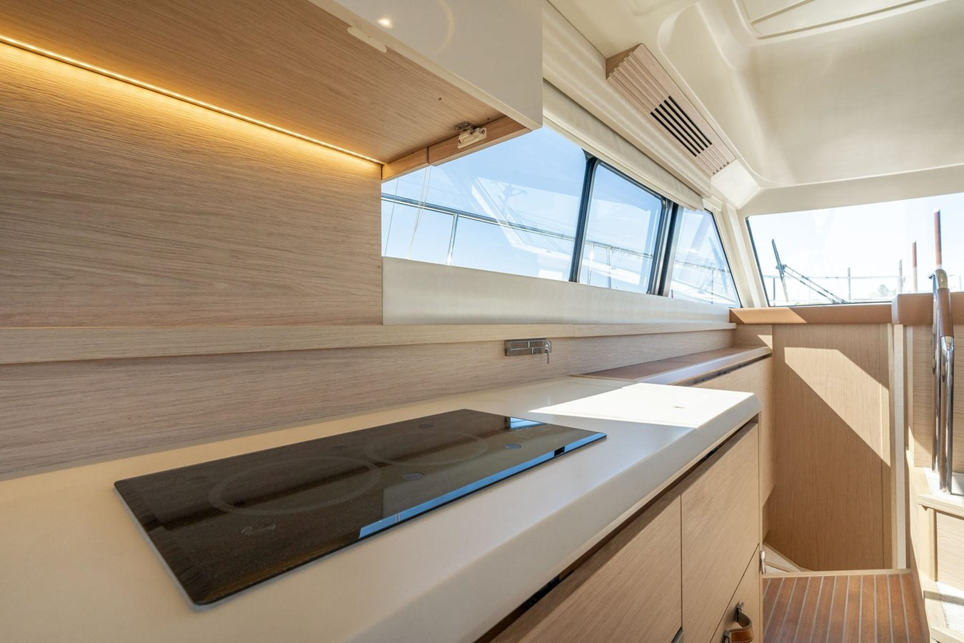 https://arconyachts.ams3.digitaloceanspaces.com/148490/conversions/large_4201089-optimize.jpg