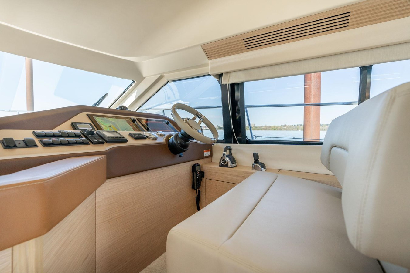https://arconyachts.ams3.digitaloceanspaces.com/148497/conversions/large_4201092-optimize.jpg
