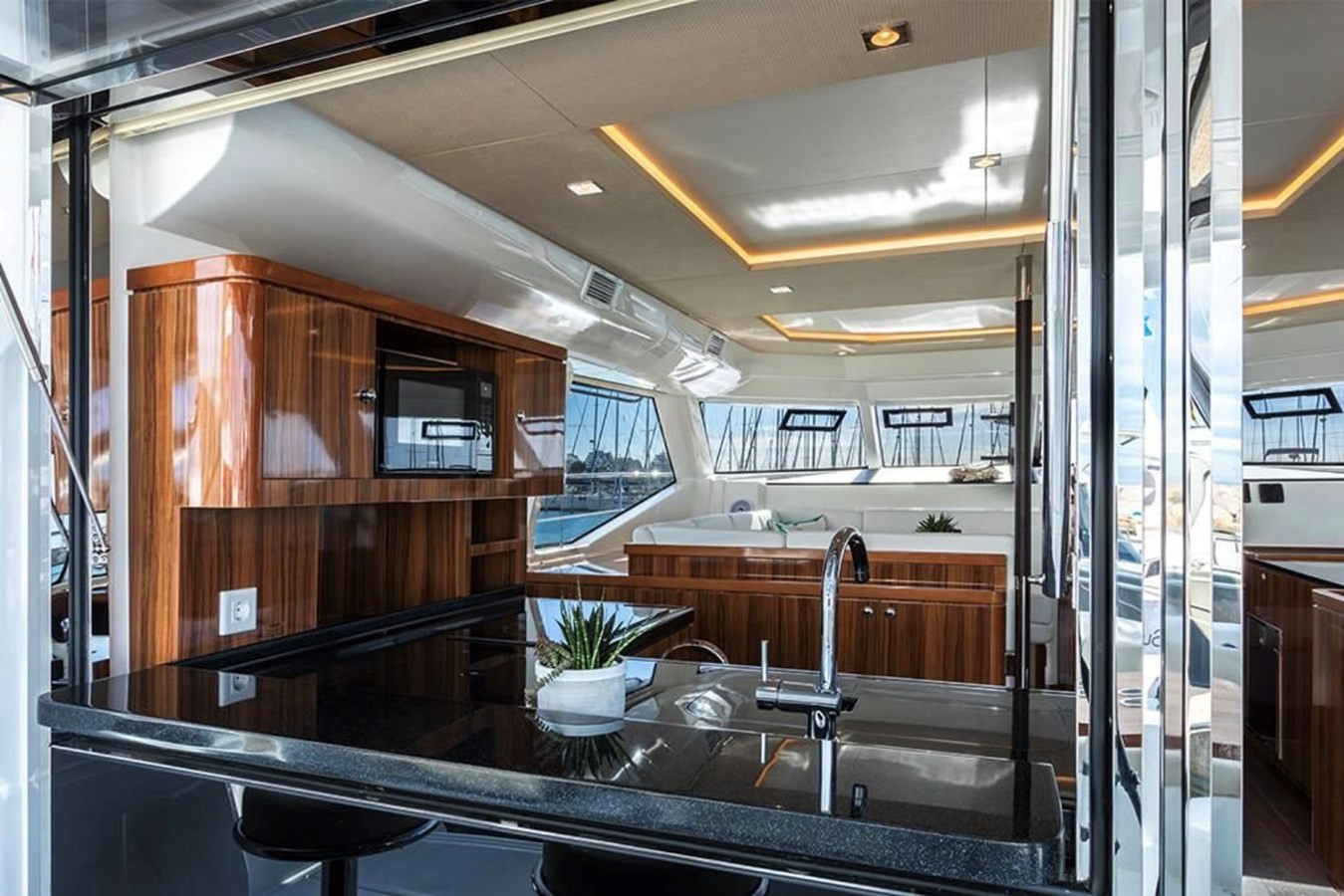 https://arconyachts.ams3.digitaloceanspaces.com/149399/conversions/large_3911029-optimize.jpg