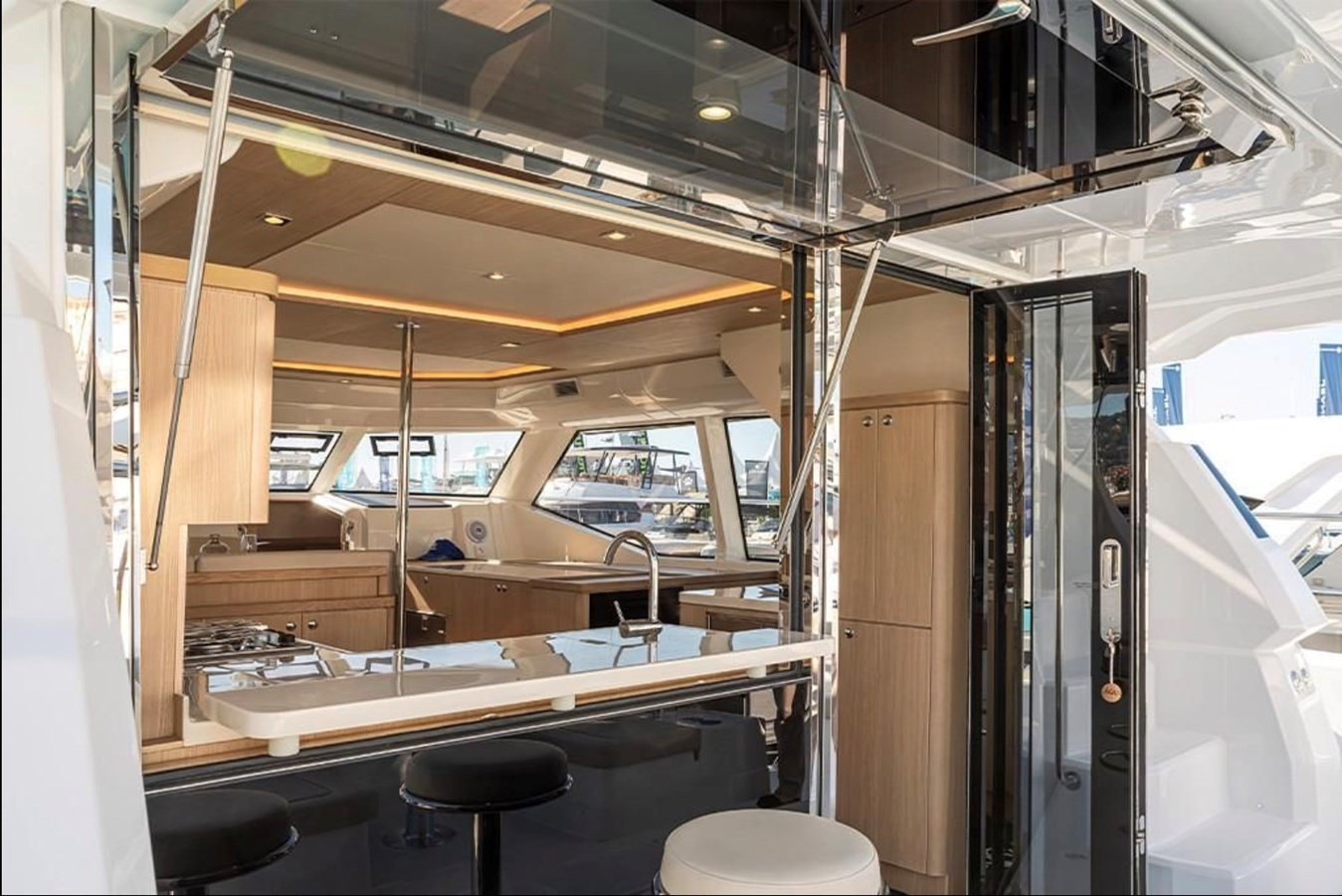 https://arconyachts.ams3.digitaloceanspaces.com/149402/conversions/large_3911030-optimize.jpg