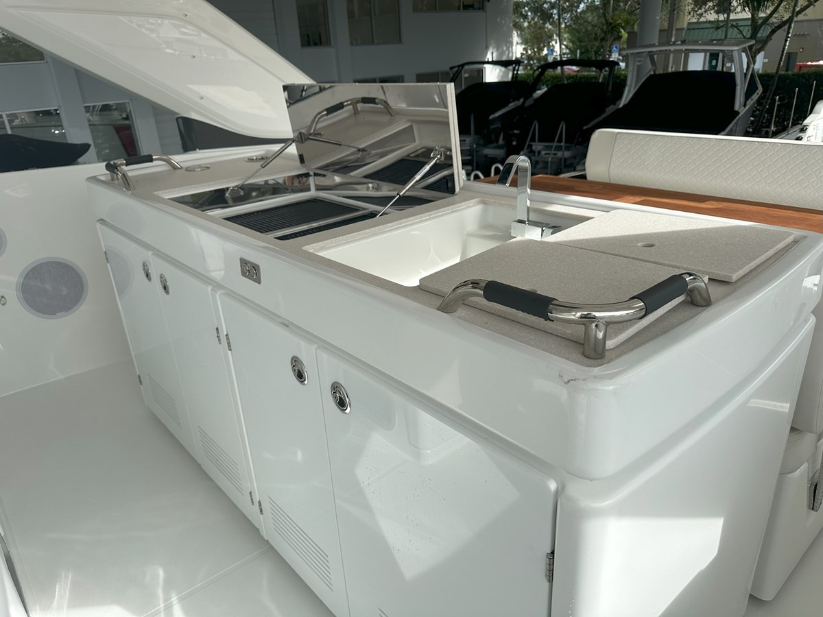 https://arconyachts.ams3.digitaloceanspaces.com/149603/conversions/large_4642653-optimize.jpg