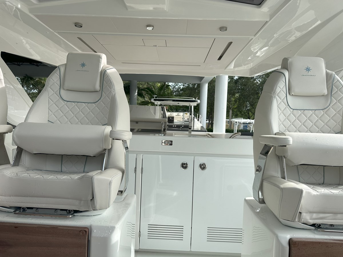 https://arconyachts.ams3.digitaloceanspaces.com/149622/conversions/large_4642671-optimize.jpg