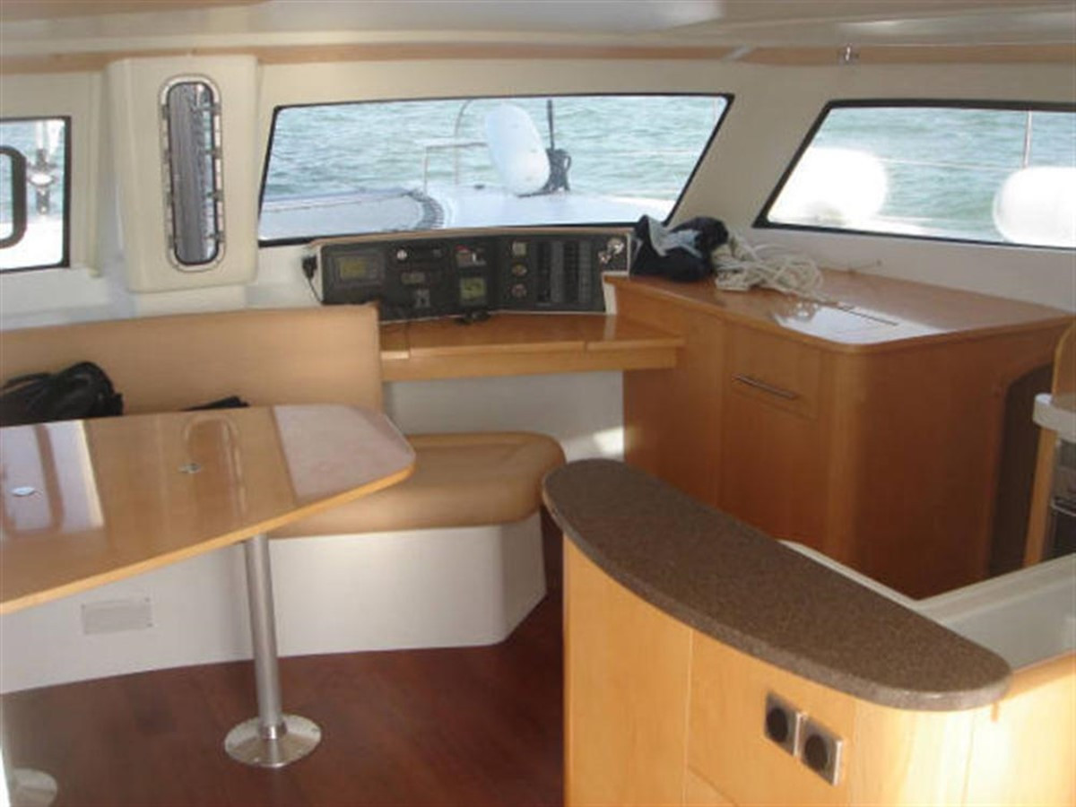 https://arconyachts.ams3.digitaloceanspaces.com/150108/conversions/large_87183-optimize.jpg