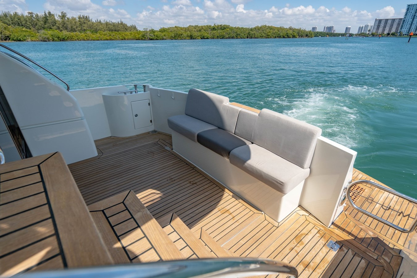 https://arconyachts.ams3.digitaloceanspaces.com/150311/conversions/large_3244562-optimize.jpg