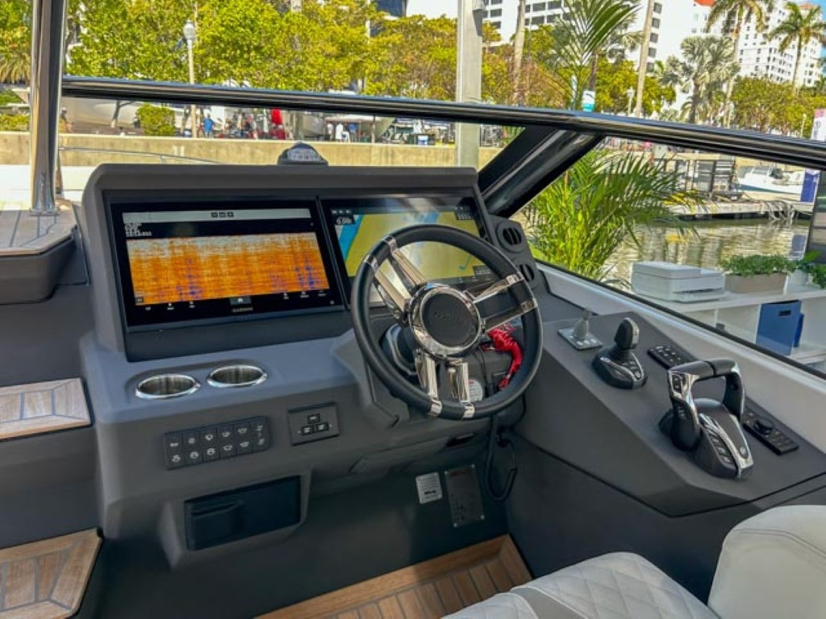https://arconyachts.ams3.digitaloceanspaces.com/150538/conversions/large_4133892-optimize.jpg
